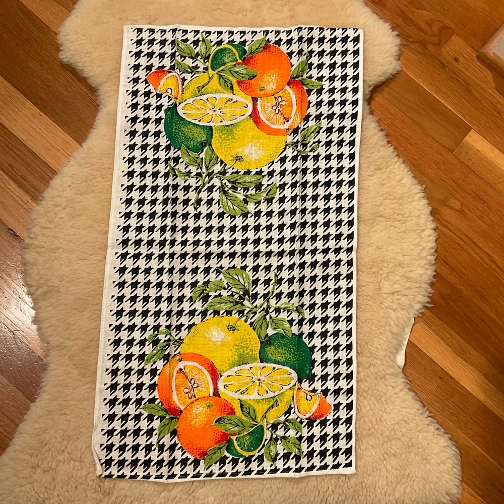 Vintage linen kitchen towels, set of 2 - Picture 3 of 7